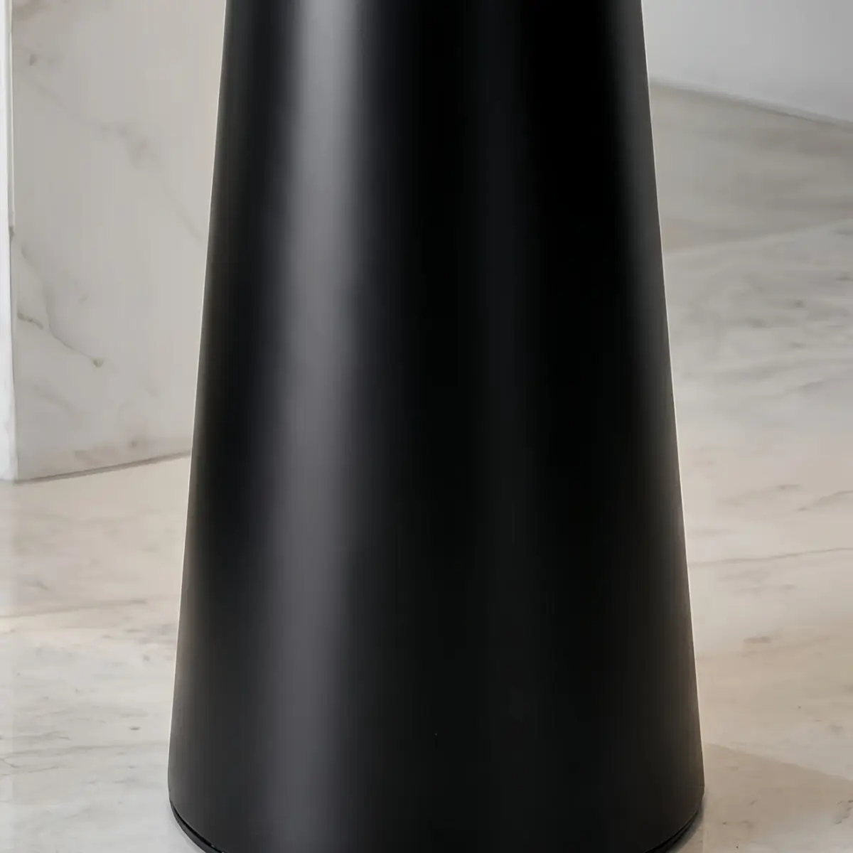 Velora Modern Crystal Floor Lamp – Black Metal for Living Room04