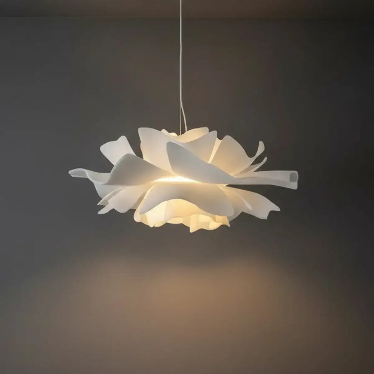 Crema Modern Flower-Shaped Pendant Light – White Metal/Acrylic for Dining Room